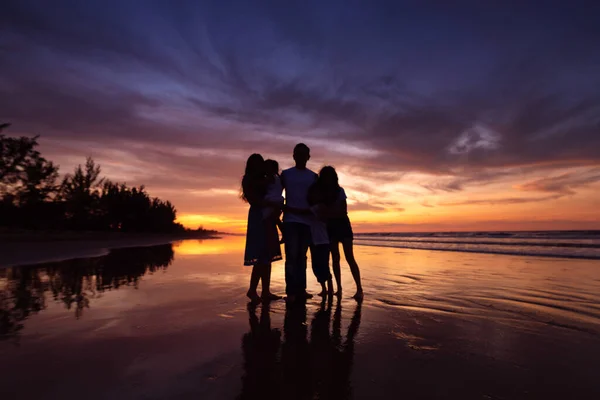 Silhouetten Van Gelukkige Familie Het Strand Tijdens Zonsondergang — Stockfoto
