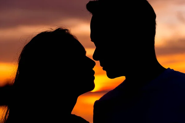 Retrato Cerca Dos Jóvenes Amantes Besándose Atardecer — Foto de Stock