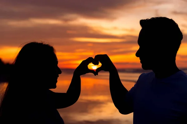 Silueta Pareja Haciendo Forma Corazón Por Los Dedos Contra Puesta — Foto de Stock