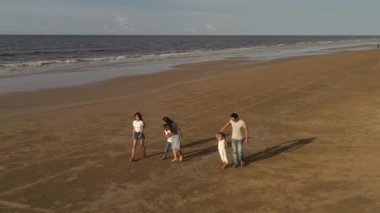 Aile, boş zaman ve üç kızı olan genç aktif ebeveynlerin yaz tatilinin tadını çıkarması. Büyük Asyalı mutlu beş kişilik bir aile. Doğa ve iletişim zevki..