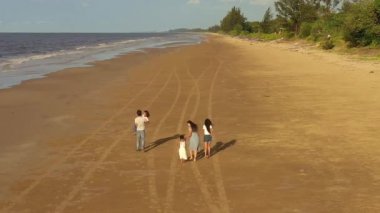 Aile, eğlence ve insanların üç kızıyla birlikte yaz tatilinin tadını çıkaran genç aktif ebeveynlere bakış açısı. Beş kişilik Asyalı mutlu bir aile.