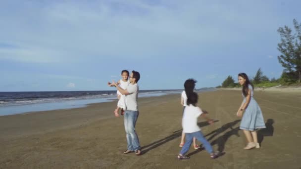 Family Leisure People Concept Young Active Parents Dancing Three Daughters — Vídeo de Stock