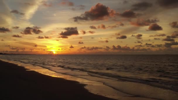 Prachtige Gouden Zonsondergang Boven Zee Vanaf Een Hoogte — Stockvideo