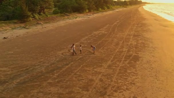 Letecký Pohled Velkou Asijskou Rodinu Přitahuje Srdce Sobě Písku Rodinný — Stock video