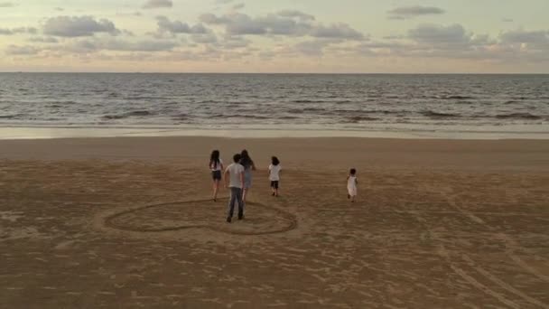 Letecký Pohled Velkou Asijskou Rodinu Běžící Mořské Vodě Rodinný Dětský — Stock video