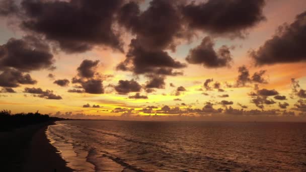 Prachtige Gouden Zonsondergang Boven Zee Vanaf Een Hoogte — Stockvideo