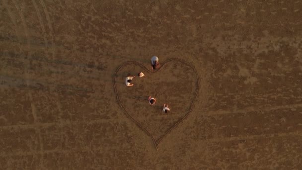 Vue Aérienne Une Grande Famille Asiatique Rassembler Cœur Dans Sable — Video