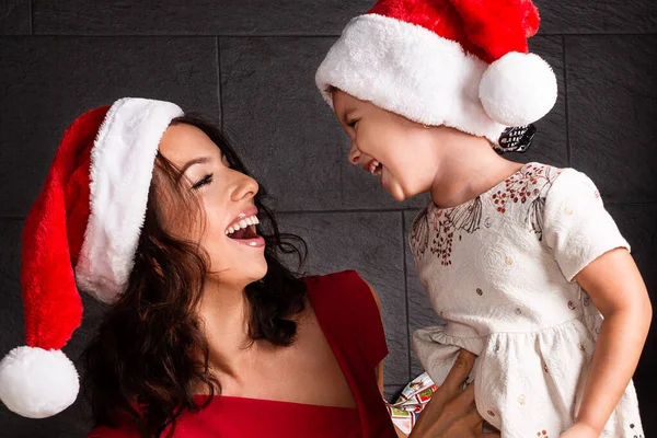 Weihnachten Feiertage Und Menschen Konzept Glückliche Mutter Und Kleine Tochter — Stockfoto