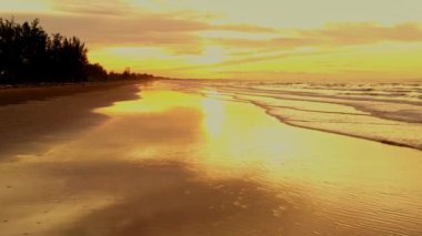 Gün batımının deniz manzarası