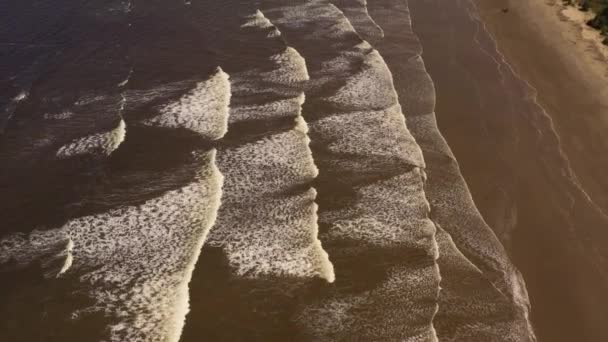 Ovanifrån Vackra Brytande Vågor Flygdrönare Utsikt Över Havsvatten Stranden — Stockvideo