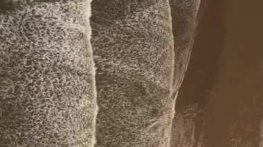 Dalgaların en güzel manzarası. Kumsaldaki deniz suyunun hava aracı görüntüsü..