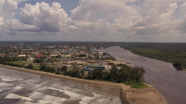 Flygfoto Över Stranden Vid Mynningen Floden Brunei Till Kina Havet — Stockvideo
