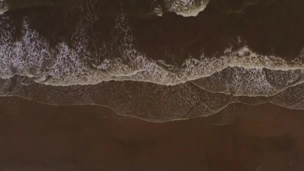 Bovenaanzicht Van Prachtige Brekende Golven Uitzicht Zeewater Vanuit Lucht Het — Stockvideo