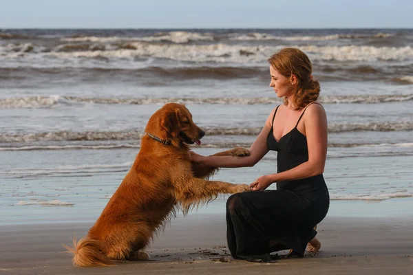 Sonriente Joven Jugando Con Perro Playa — Foto de Stock