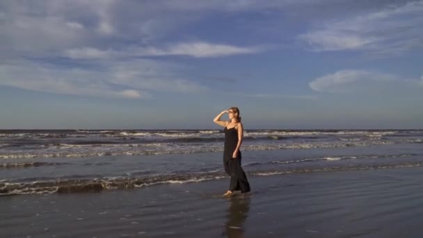 Elegantes Mujeres Vestido Negro Largo Caminando Por Playa Cerca Del — Vídeos de Stock