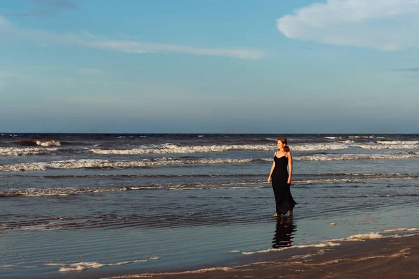 Elegante Mujer Joven Vestido Negro Caminando Playa Aire Libre Imágenes de stock libres de derechos