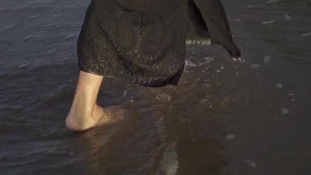 Kumsalda Yürüyen Genç Bir Kadın Resim Kırpılmış — Stok video