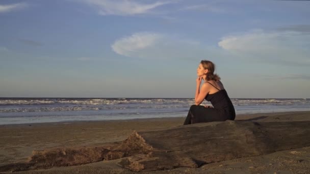 Rustige Vrouw Die Alleen Het Strand Zit Tijdens Zonsondergang Ademhaling — Stockvideo