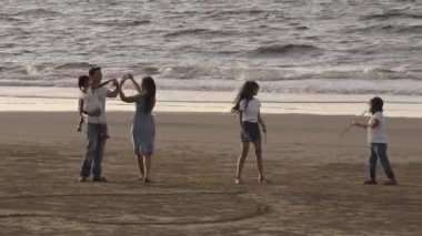 Aile, eğlence ve insanlar büyük Asya mutlu aile iletişimi ve tropik plajda kalp çizimi.