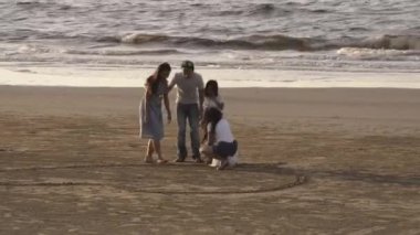 Aile, eğlence ve insanlar büyük Asya mutlu aile iletişimi ve tropik plajda kalp çizimi.