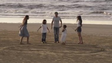 Aile, eğlence ve insanlar büyük Asya mutlu aile iletişimi ve tropik plajda kalp çizimi.