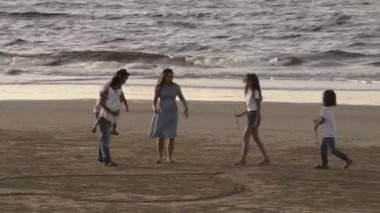 Aile, eğlence ve insanlar büyük Asya mutlu aile iletişimi ve tropik plajda kalp çizimi.