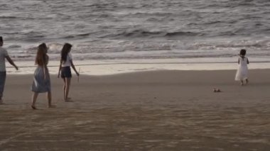 Aile, eğlence ve insanlar büyük Asya mutlu aile iletişimi ve tropik plajda kalp çizimi.