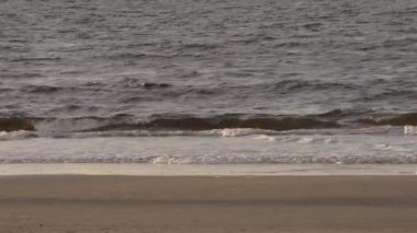 Dalgalı sakin deniz manzarası