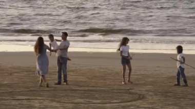 Aile, eğlence ve insanlar büyük Asya mutlu aile iletişimi ve tropik plajda kalp çizimi.