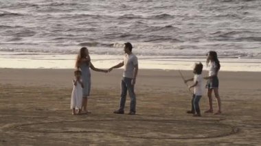 Aile, eğlence ve insanlar büyük Asya mutlu aile iletişimi ve tropik plajda kalp çizimi.