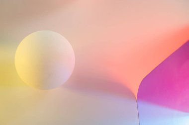 Soyut arkaplan. Plastik top ve arka planda pembe kağıt. Web pankartı.