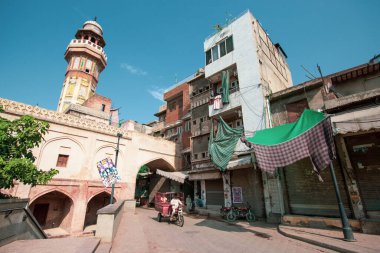 LAHORE, PAKISTAN - Eylül 2021: Lahore, Pakistan 'ın surlu şehir mahallesi. Eski Lahor 'da eski bir ev.