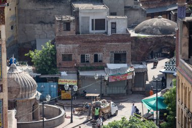 LAHORE, PAKISTAN - Eylül 2021: Pakistan 'ın Vezir Han Camii minaresinin eski Duvarlı Kenti