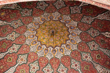 LAHORE, PAKISTAN - Eylül 2021: Lahor tarihi merkezi, Punjab, Pakistan 'daki Vezir Han Camii' nin (Mescidi) duvarlarında Babür tarzı mozaik