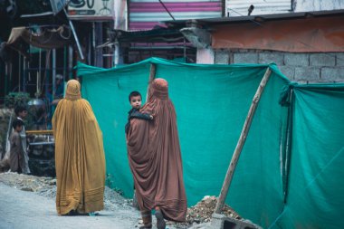 GILGIT, PAKISTAN - Eylül 2021: Pakistan 'ın Gilgit kentinde sokakta geleneksel burka giyen Pakistanlı kadınlar