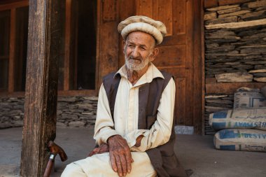 KALASH VALLEY, PAKISTAN - Eylül 2021: Geleneksel giyinmiş Pakistanlı adam Kalash Vadisi, Chitral, Pakistan