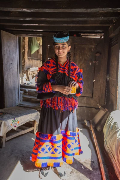 Valle Kalash Pakistán Septiembre 2021 Mujer Tribu Kalash Vestida Tradicionalmente — Foto de Stock