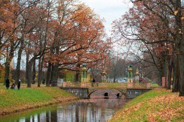 PUSHKIN, RUSSIA - Ekim 2021: Tsarskoye Selo, Rusya 'daki Alexander Park' taki Çin Köprüsü