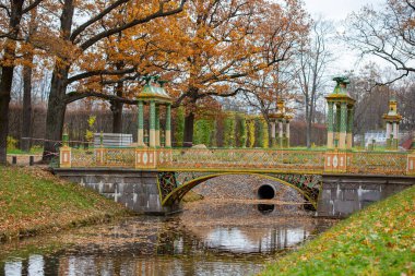 PUSHKIN, RUSSIA - Ekim 2021: Tsarskoye Selo, Rusya 'daki Alexander Park' taki Çin Köprüsü