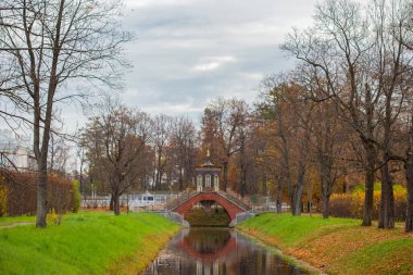 PUSHKIN, RUSSIA - Ekim 2021: Tsarskoye Selo, Rusya 'daki Alexander Park' taki Çin Köprüsü