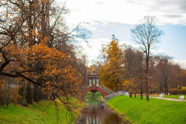 PUSHKIN, RUSSIA - Ekim 2021: Tsarskoye Selo, Rusya 'daki Alexander Park' taki Çin Köprüsü