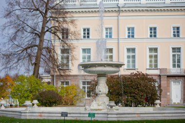 PUSHKIN, RUSSIA - Ekim 2021: Catherine Sarayı yakınlarındaki Alexander Park Çeşmesi, Tsarskoye Selo, Rusya