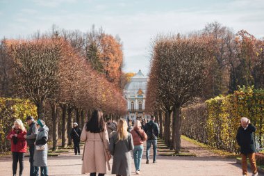 PUSHKIN, RUSSIA - Ekim 2021: Güneşli bir sonbahar gününde Alexander Park 'ta insanlar, Tsarskoye Selo, St. Petersburg
