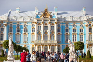 PUSHKIN, RUSSIA - Ekim 2021: Tsarskoye Selo, Puşkin, St. Petersburg 'daki Catherine Sarayı' nı ziyaret edenler