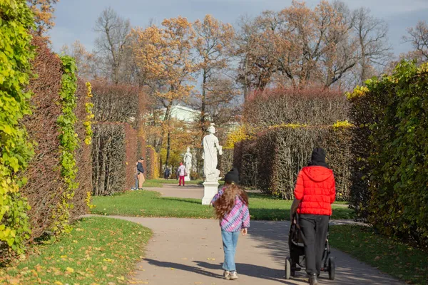 Pushkin Russland Oktober 2021 Menschen Alexanderpark Einem Sonnigen Herbsttag Zarskoje — Stockfoto