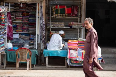 LAHORE, PAKISTAN - Eylül 2021: Eski Lahor kasabasının işlek caddesi, Lahor Duvarlı Kenti, Punjab, Pakistan