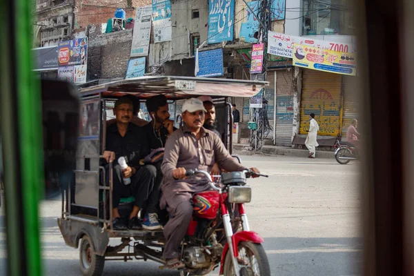 Lahore Paquistão Setembro 2021 Rua Movimentada Antiga Cidade Lahore Pessoas — Fotografia de Stock