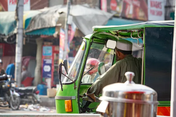 Lahore Pakistan Wrzesień 2021 Tuk Tuk Driver Ruchliwej Ulicy Starym — Zdjęcie stockowe