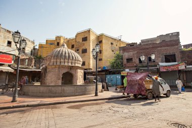 LAHORE, PAKISTAN - Eylül 2021: Lahore, Pakistan 'ın surlu şehir mahallesi. Eski Lahor 'da eski bir ev.