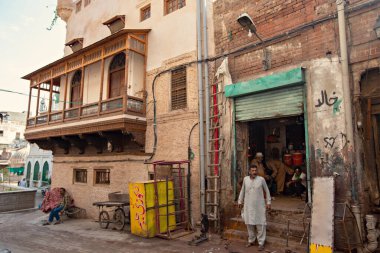 LAHORE, PAKISTAN - Eylül 2021: Lahore, Pakistan 'ın surlu şehir mahallesi. Eski Lahor 'da eski bir ev.
